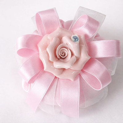 Pouff Profumato Raso Rosa con Rosa Capodimonte Ø 9 cm – Bomboniera