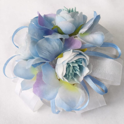 Pouff Profuma Ambiente in Raso Bianco | Fiori in Tessuto Azzurri | Nastri | Ø 9 cm