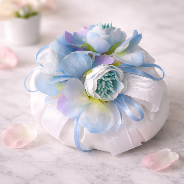 Pouff Profuma Ambiente in Raso Bianco | Fiori in Tessuto Azzurri | Nastri | Ø 9 cm