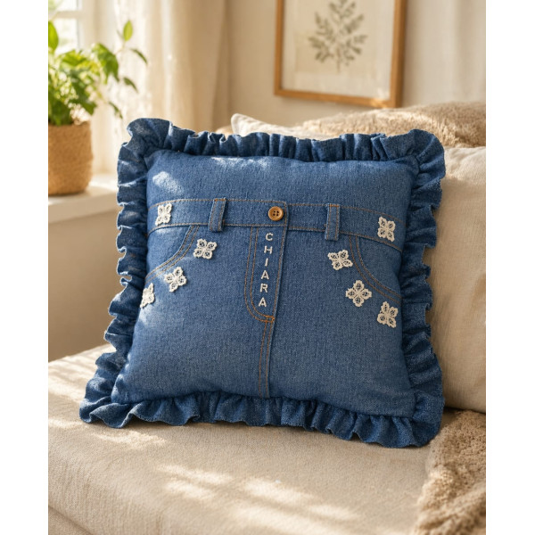 Cuscino Personalizzato 40x40 cm in Cotone Denim con Balza e Applicazioni in Pizzo – Nome Incluso
