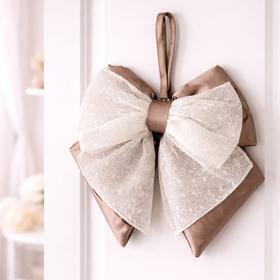 Fiocco Fuori Porta Rasone Tortora e Pizzo Bianco Doppio Strato – 40x35 cm