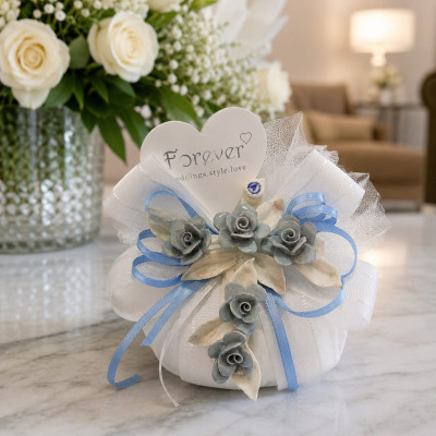 Bomboniera Croce Porcellana 7x9 cm su Pouff Profumato | Nastro Azzurro
